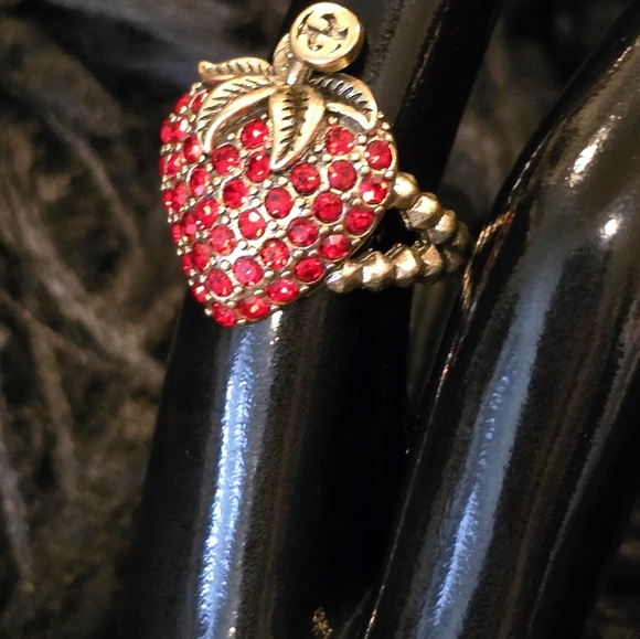 Gucci 18kgo Elegant Red Strawberry Ring - Picture 4 of 10